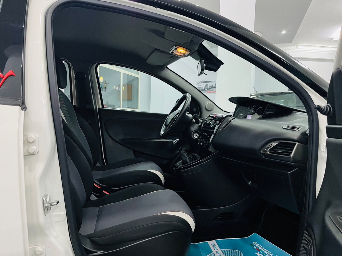 Lancia Ypsilon 1.3 MJT 16V 95 CV 5 porte S&S Silver (13)