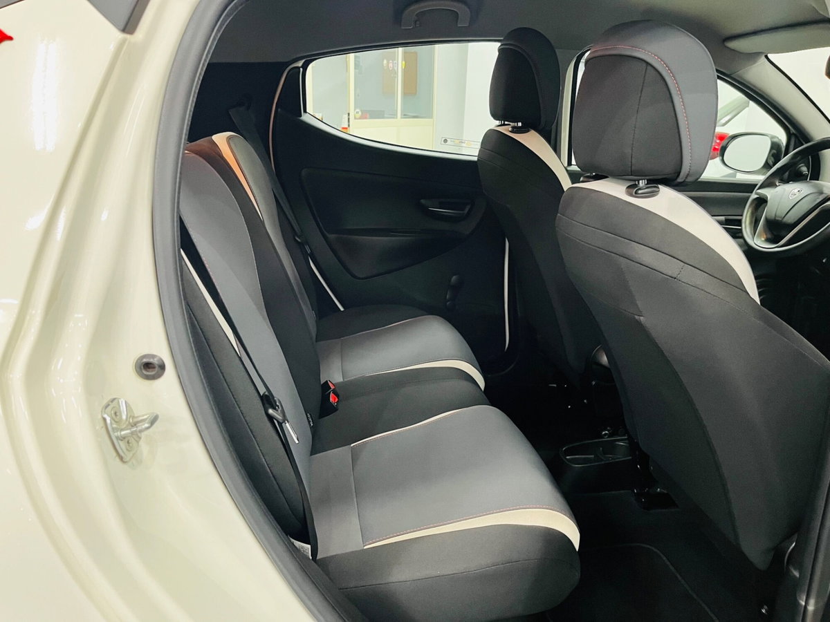 Lancia Ypsilon 1.3 MJT 16V 95 CV 5 porte S&S Silver (15)