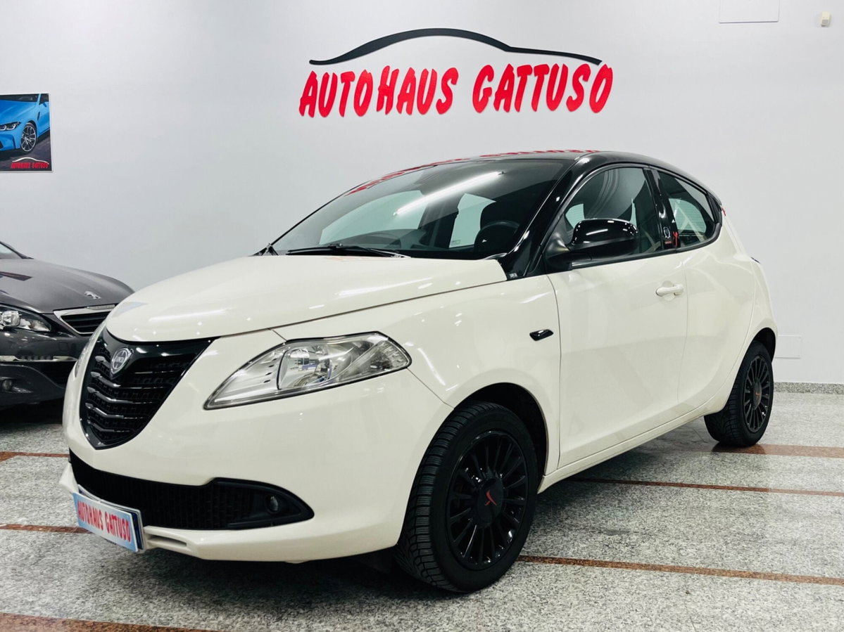Lancia Ypsilon 1.3 MJT 16V 95 CV 5 porte S&S Silver (2)