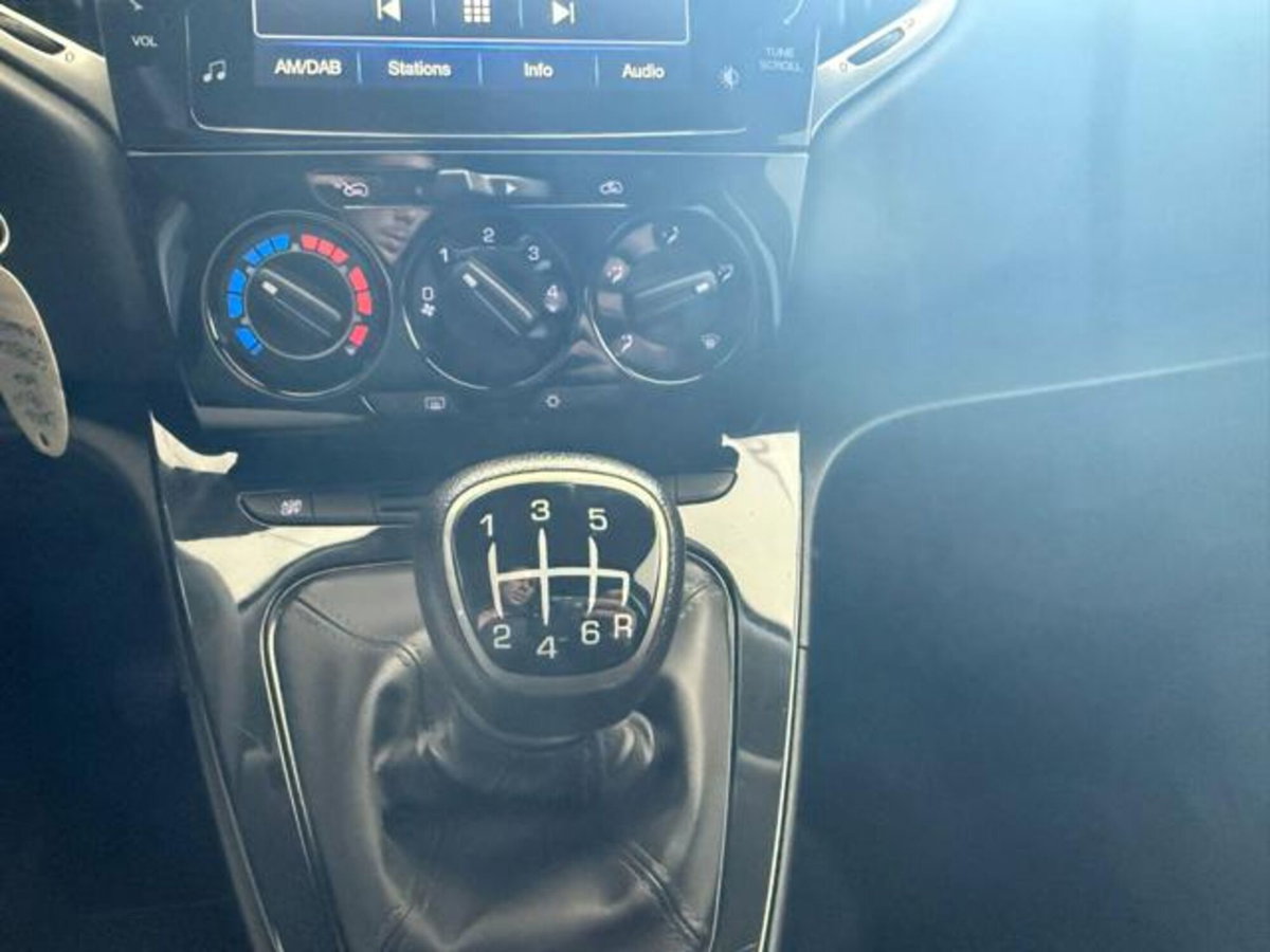 Lancia Ypsilon 1.0 FireFly 5 porte S&S Hybrid Ecochic Gold (19)