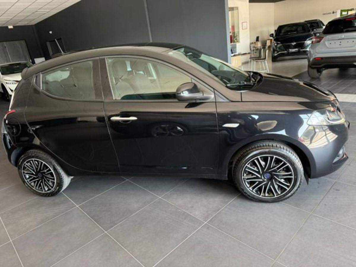 Lancia Ypsilon 1.0 FireFly 5 porte S&S Hybrid Ecochic Gold (4)