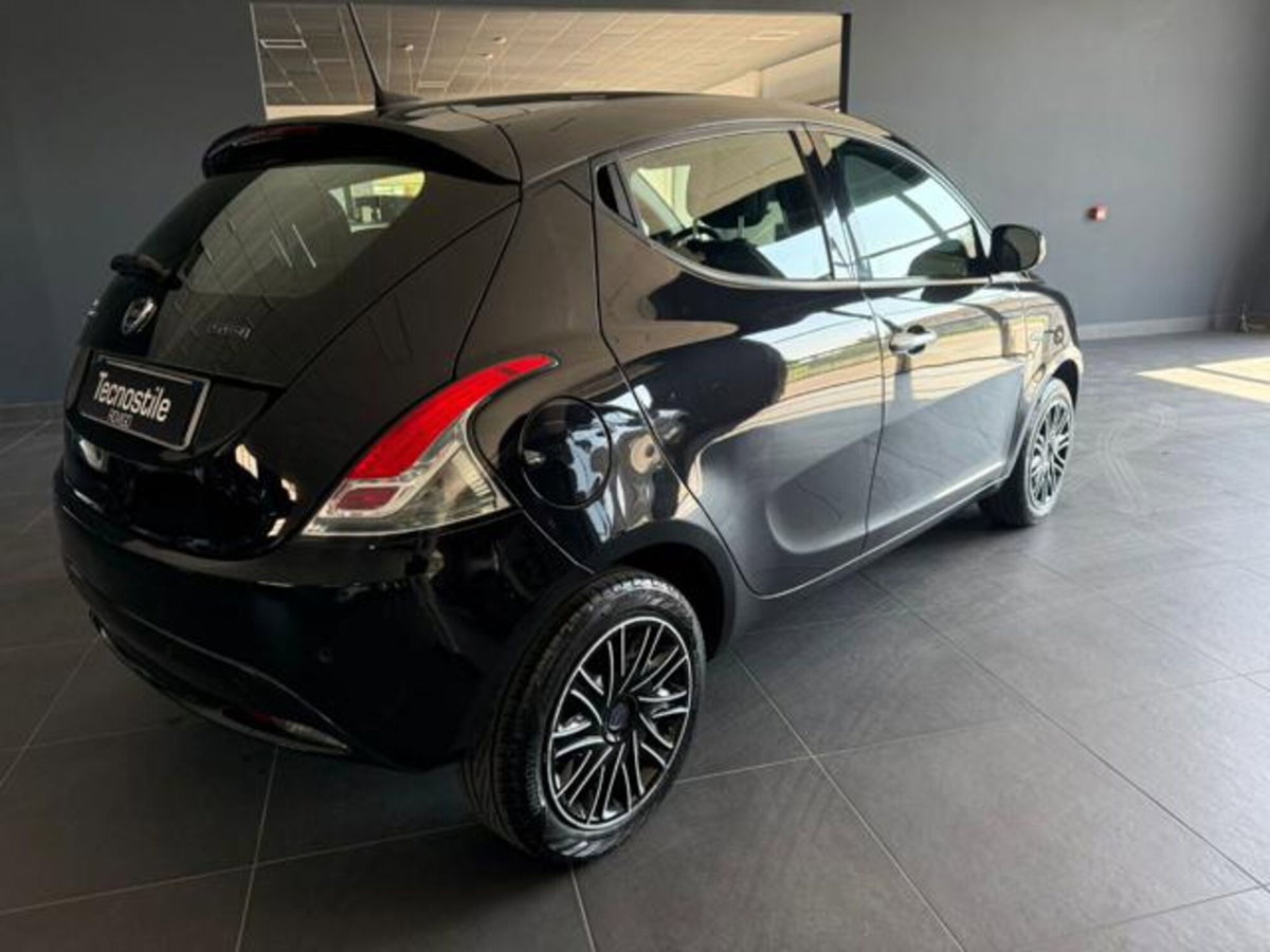 Lancia Ypsilon 1.0 FireFly 5 porte S&S Hybrid Ecochic Gold (6)