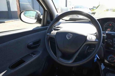 Lancia Ypsilon 1.0 FireFly 5 porte S&S Hybrid Silver Plus (19)