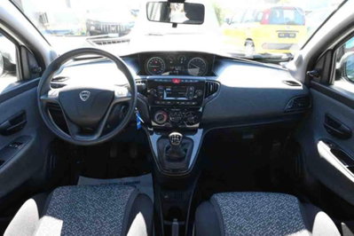 Lancia Ypsilon 1.0 FireFly 5 porte S&S Hybrid Silver Plus (9)