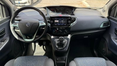 Lancia Ypsilon 1.0 FireFly 5 porte S&S Hybrid Ecochic A. Ferretti (4)