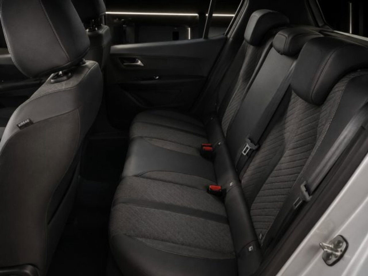 Peugeot 2008 PureTech 100 S&S Allure (7)