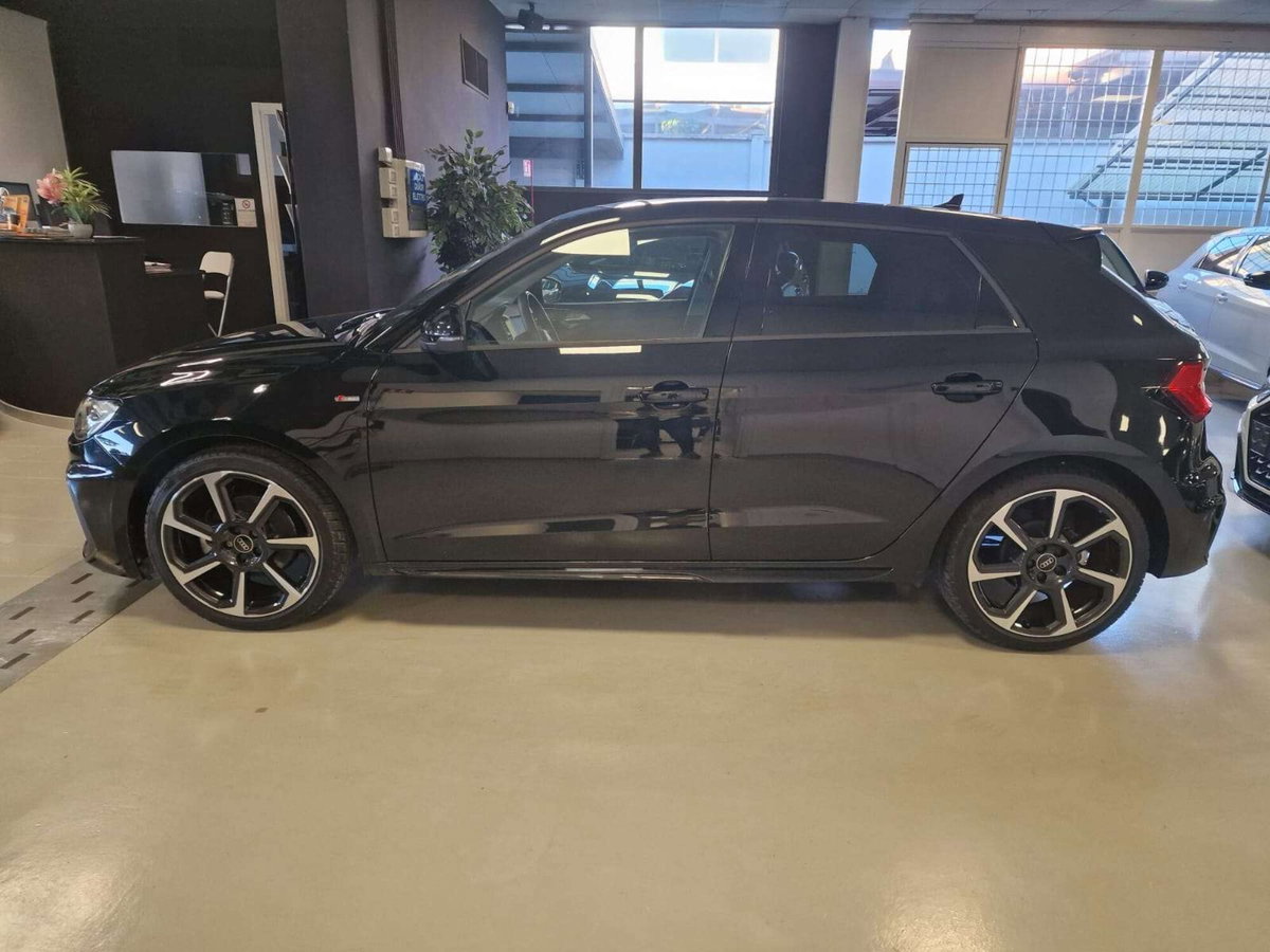 Audi A1 Sportback 30 1.0 tfsi Identity Black 116cv s-tronic (4)