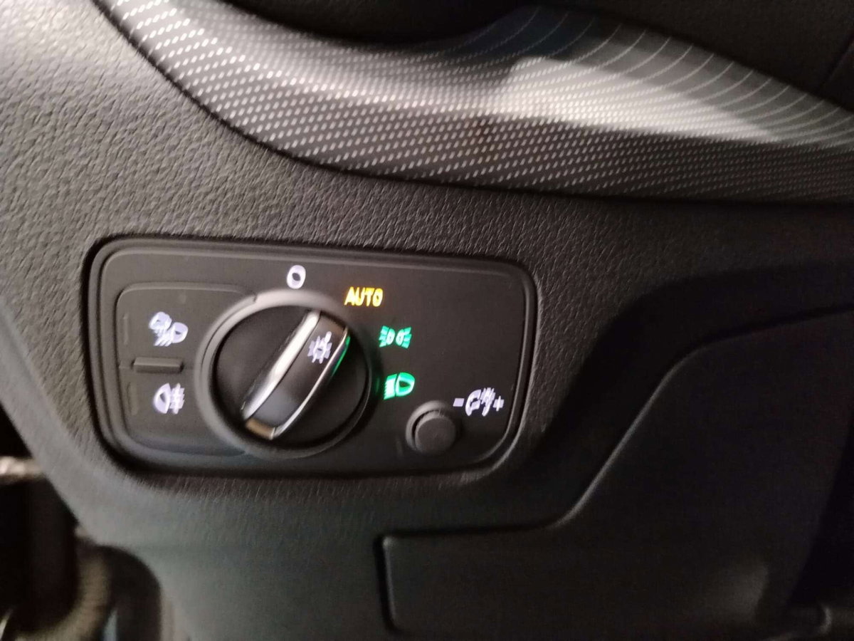 Audi Q2 35 2.0 tdi Identity Black s-tronic (11)