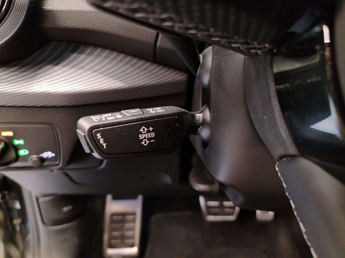Audi Q2 35 2.0 tdi Identity Black s-tronic (12)