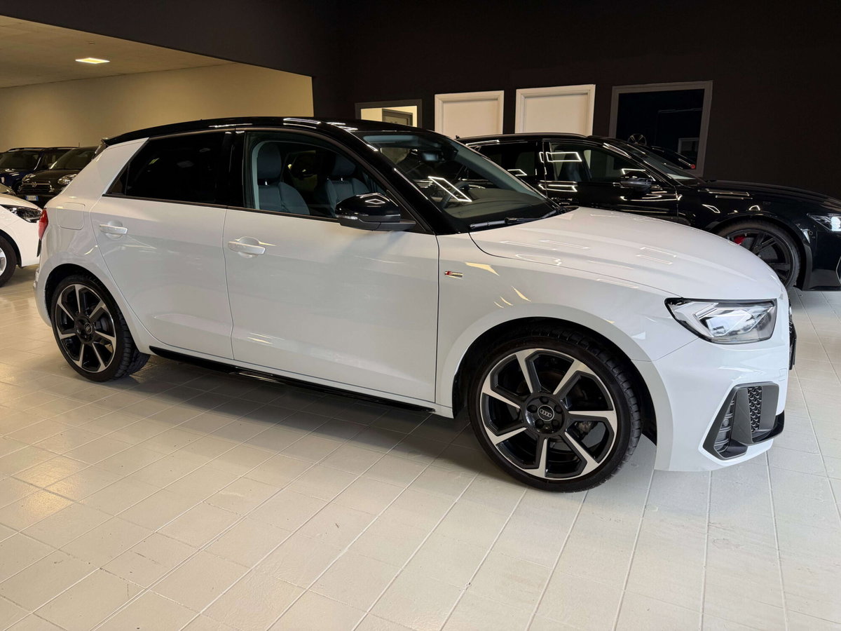 Audi A1 Sportback 30 1.0 tfsi Identity Black 116cv s-tronic (2)