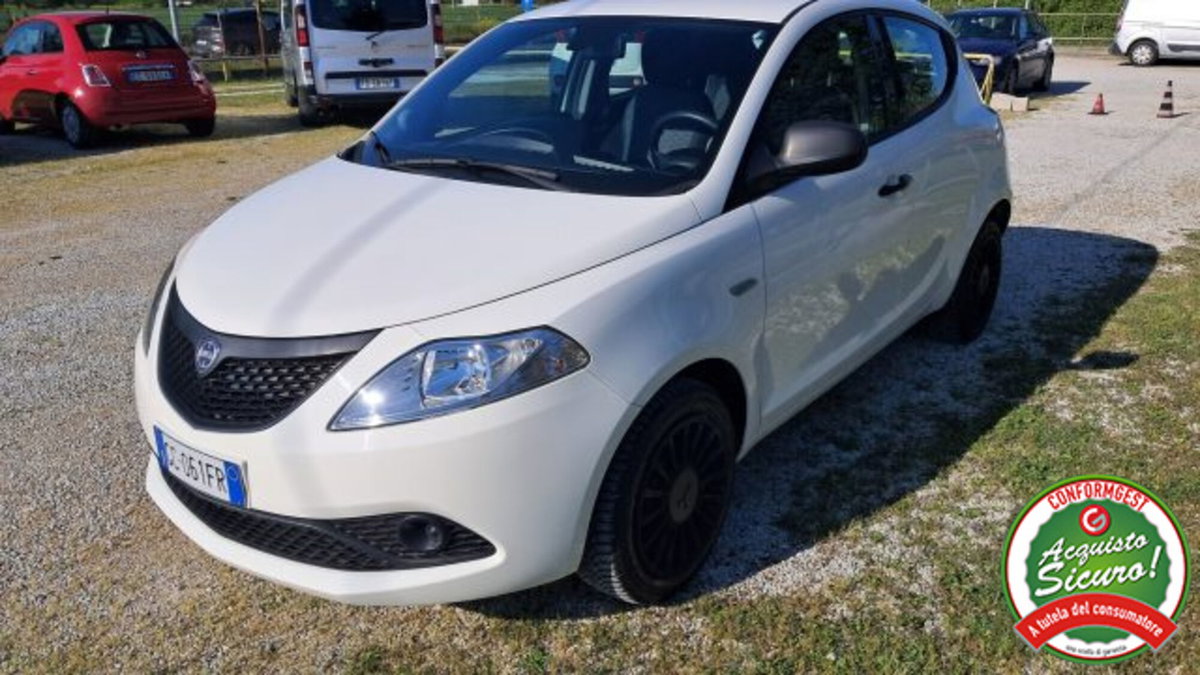 Lancia Ypsilon 1.0 FireFly 5 porte S&S Hybrid Ecochic Silver