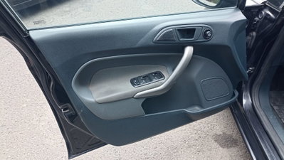 Ford Fiesta 1.4 TDCi 70CV 5 porte Titanium (9)