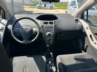 Toyota Yaris 1.0 5 porte Sol (13)