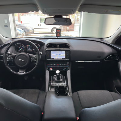 Jaguar F-Pace 2.0 D 180 CV Prestige (11)