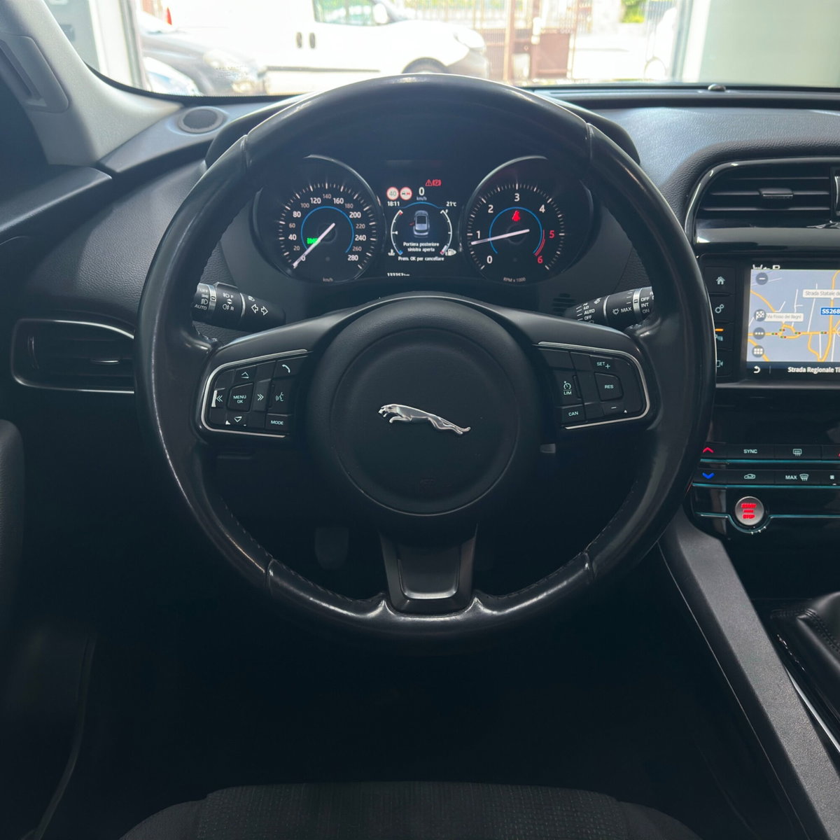 Jaguar F-Pace 2.0 D 180 CV Prestige (12)