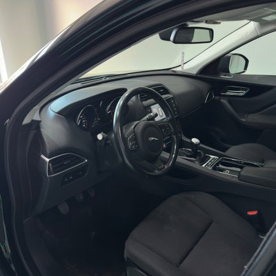 Jaguar F-Pace 2.0 D 180 CV Prestige (9)