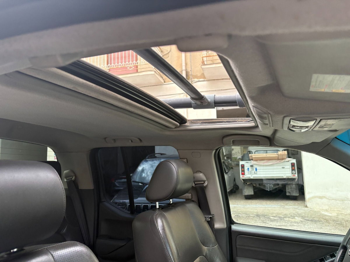 Nissan Navara 2.5 dCi 4 porte Double Cab Platinum (12)