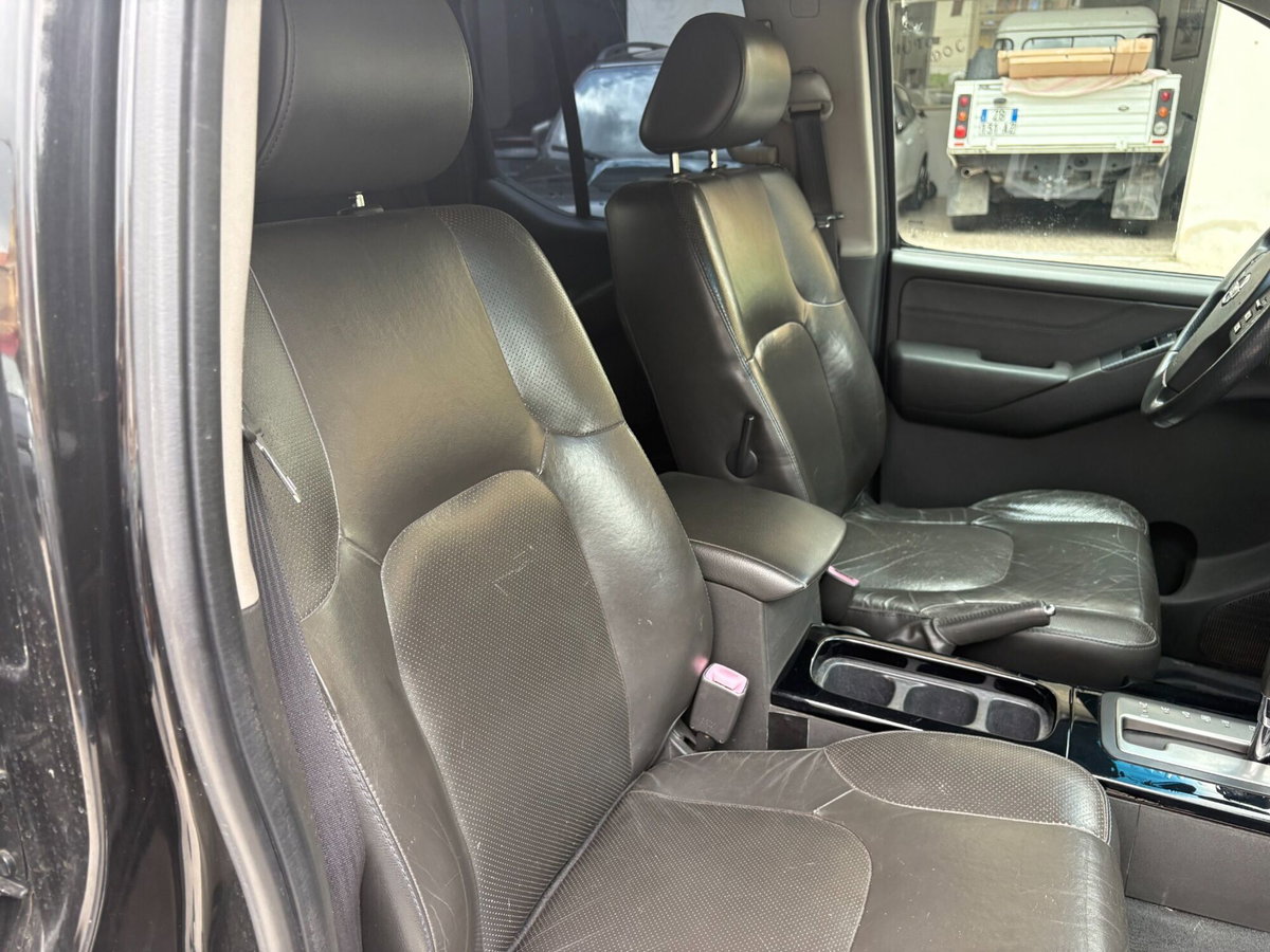 Nissan Navara 2.5 dCi 4 porte Double Cab Platinum (9)