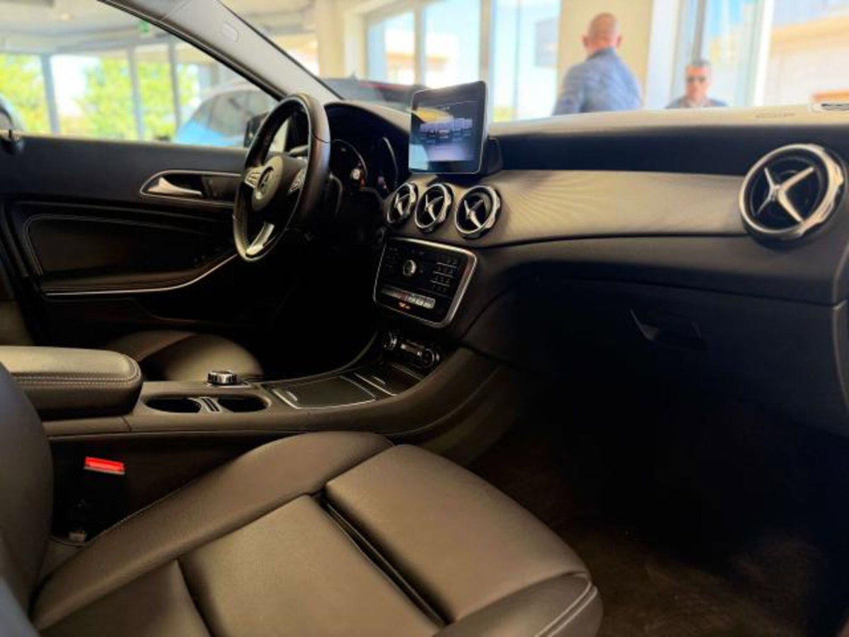 Mercedes-Benz GLA SUV 180 d Premium (10)