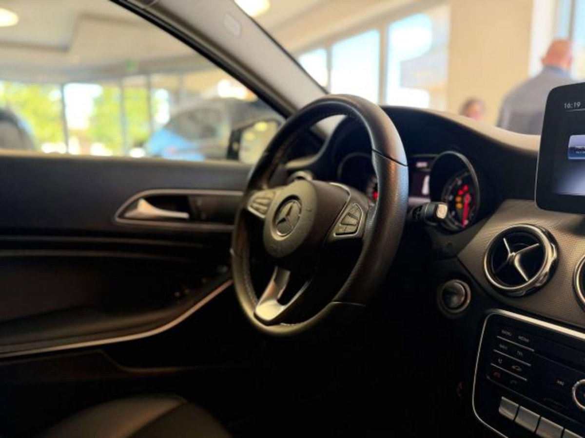 Mercedes-Benz GLA SUV 180 d Premium (11)