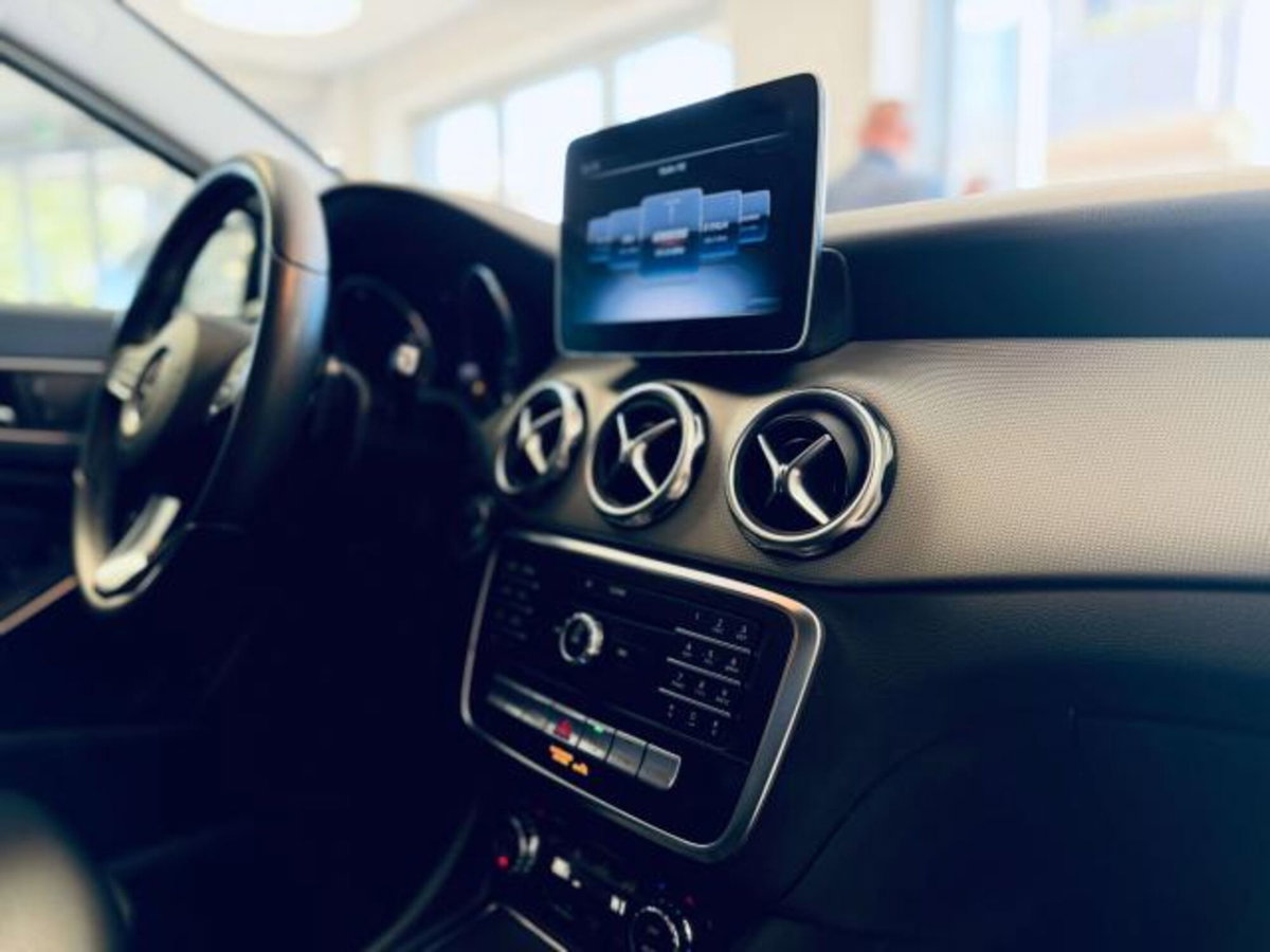 Mercedes-Benz GLA SUV 180 d Premium (12)