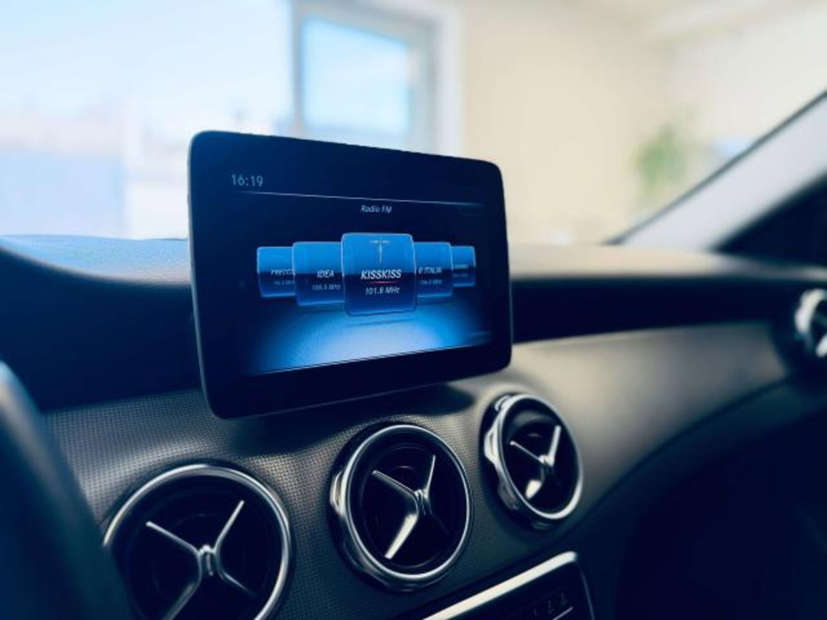 Mercedes-Benz GLA SUV 180 d Premium (14)