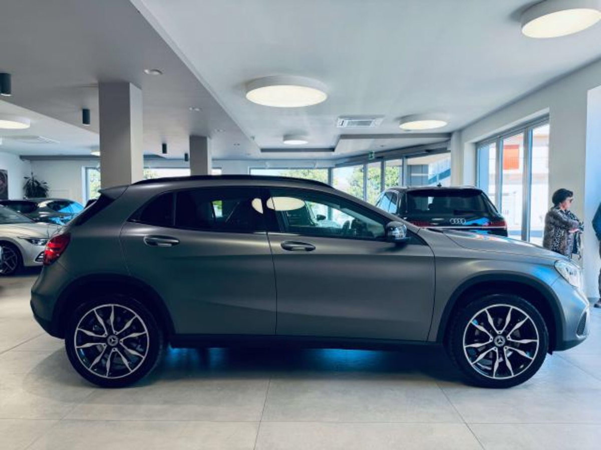 Mercedes-Benz GLA SUV 180 d Premium (4)