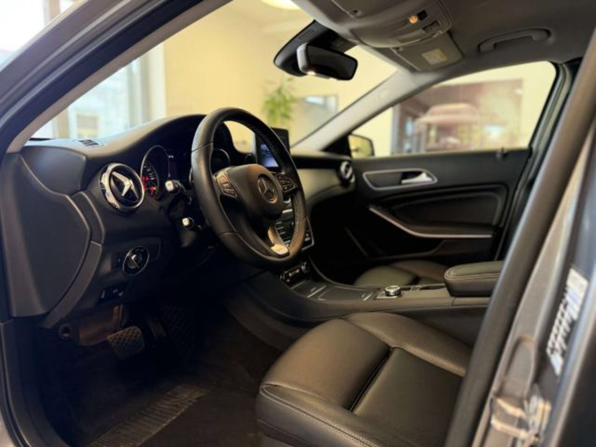 Mercedes-Benz GLA SUV 180 d Premium (8)