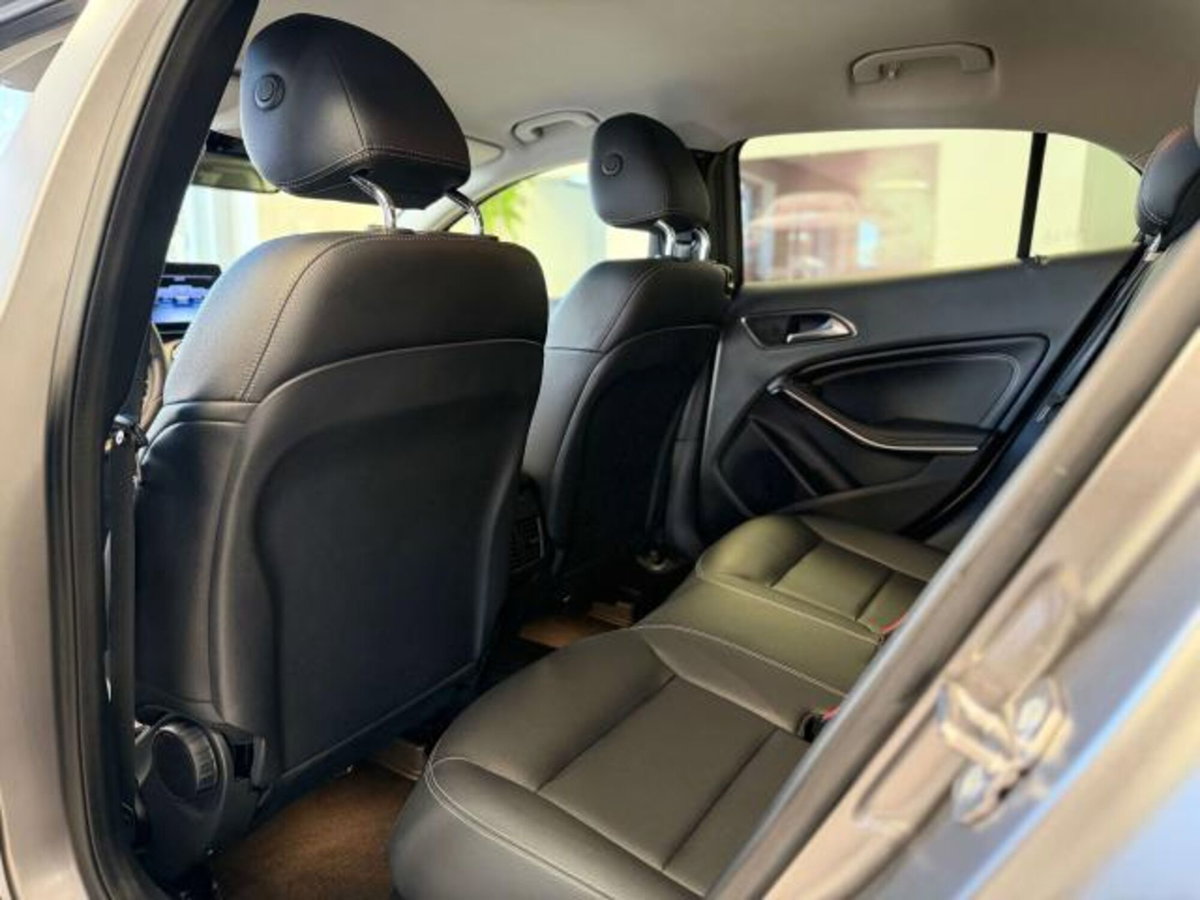 Mercedes-Benz GLA SUV 180 d Premium (9)