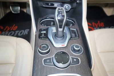 Alfa Romeo Giulia 2.2 Turbodiesel 210 CV AT8 AWD Q4 Veloce (10)