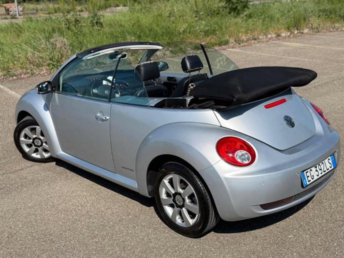 Volkswagen New Beetle Cabrio TDI 105CV Lim. Red Edt. (9)