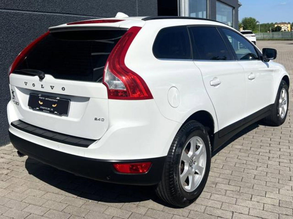 Volvo XC60 2.4 D 175 CV FWD DRIVe Momentum (10)
