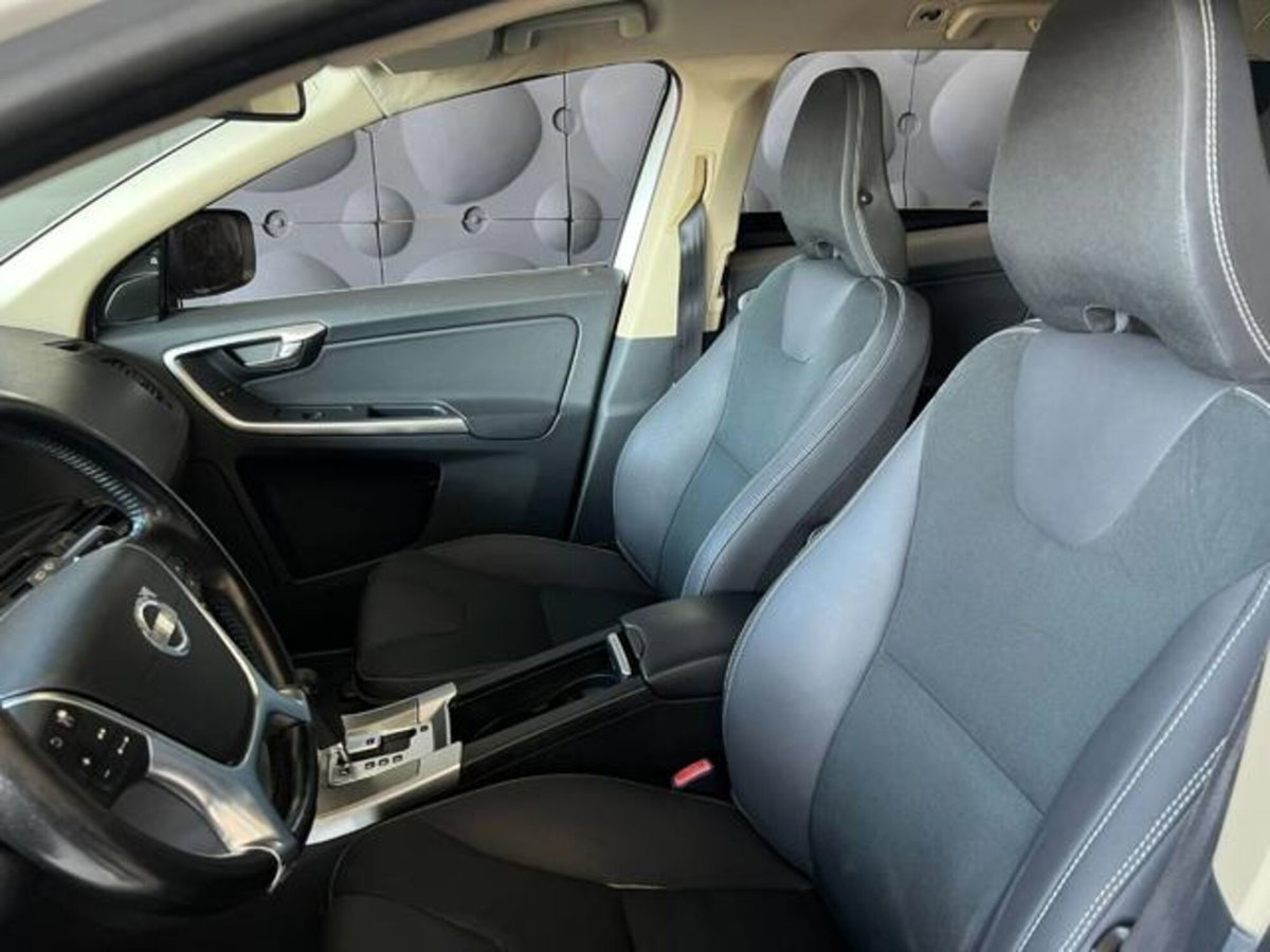 Volvo XC60 2.4 D 175 CV FWD DRIVe Momentum (16)