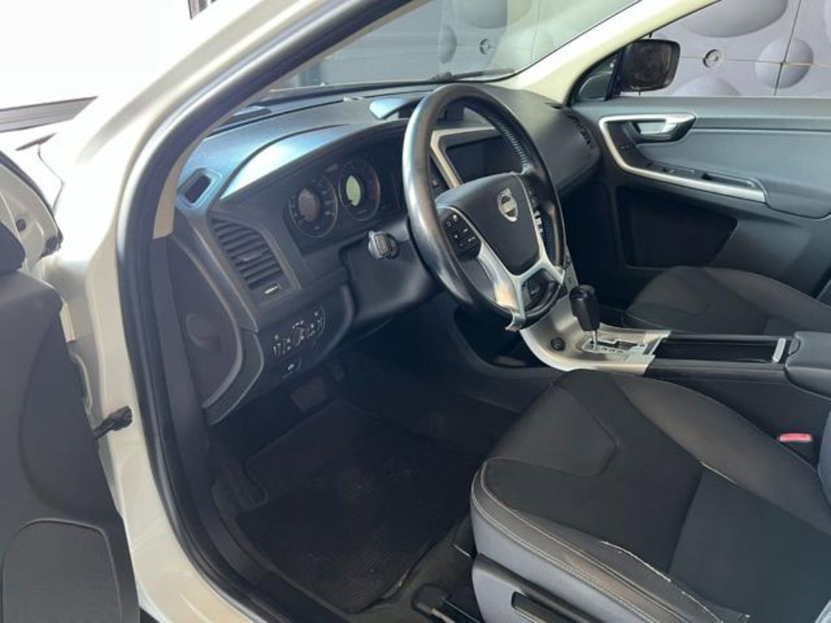 Volvo XC60 2.4 D 175 CV FWD DRIVe Momentum (17)