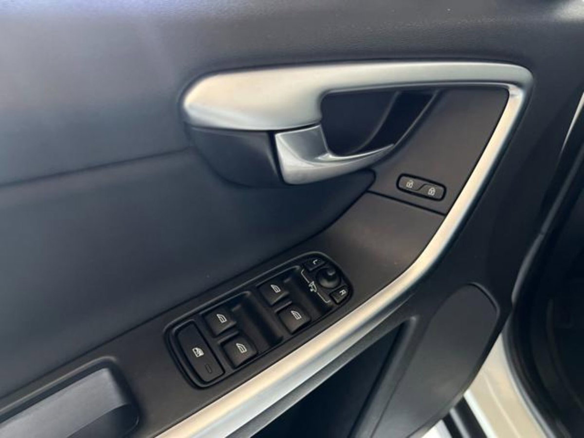 Volvo XC60 2.4 D 175 CV FWD DRIVe Momentum (18)