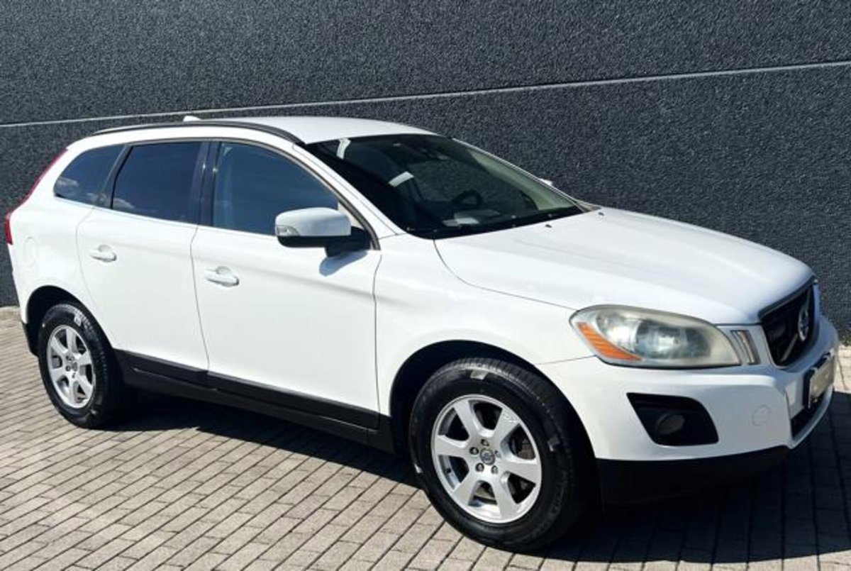 Volvo XC60 2.4 D 175 CV FWD DRIVe Momentum (5)