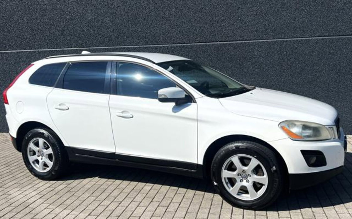 Volvo XC60 2.4 D 175 CV FWD DRIVe Momentum (6)