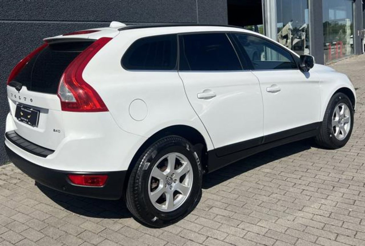 Volvo XC60 2.4 D 175 CV FWD DRIVe Momentum (9)