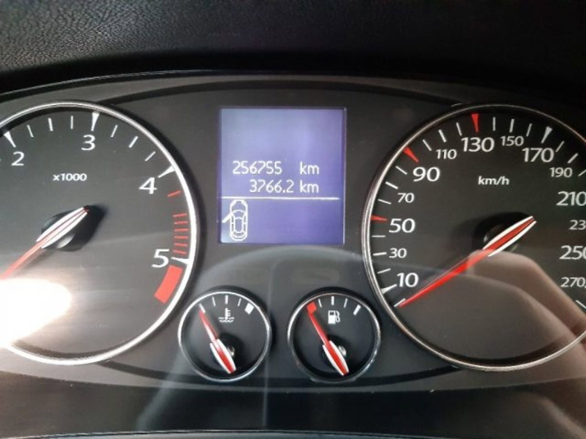 Renault Laguna SporTour 2.0 dCi 150CV SporTour 4Control (7)