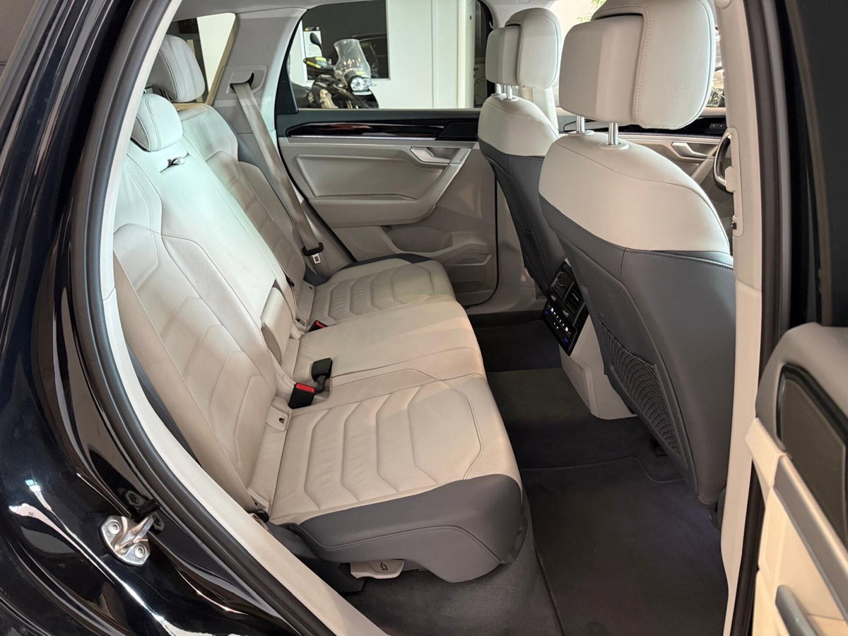 Volkswagen Touareg 3.0 V6 tdi scr R-Line Final Edition 231cv auto (10)