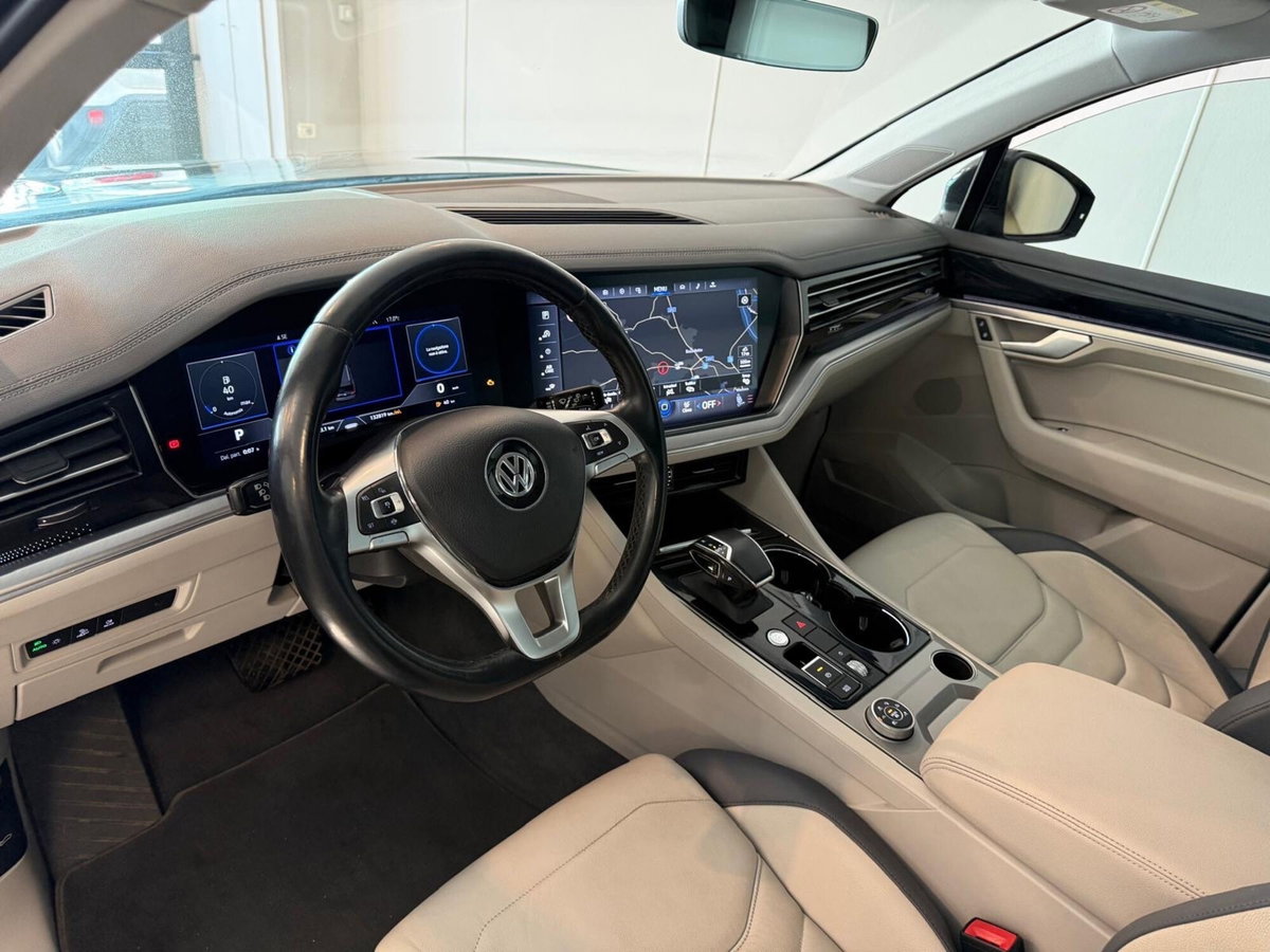 Volkswagen Touareg 3.0 V6 tdi scr R-Line Final Edition 231cv auto (17)