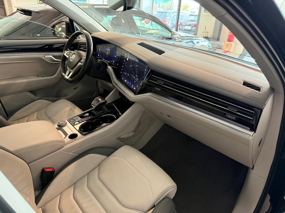 Volkswagen Touareg 3.0 V6 tdi scr R-Line Final Edition 231cv auto (20)
