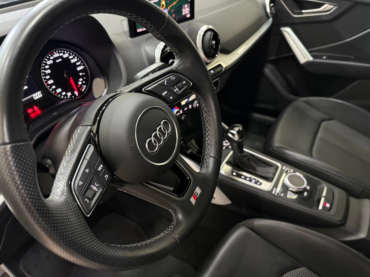 Audi Q2 35 2.0 tdi Identity Black s-tronic (16)