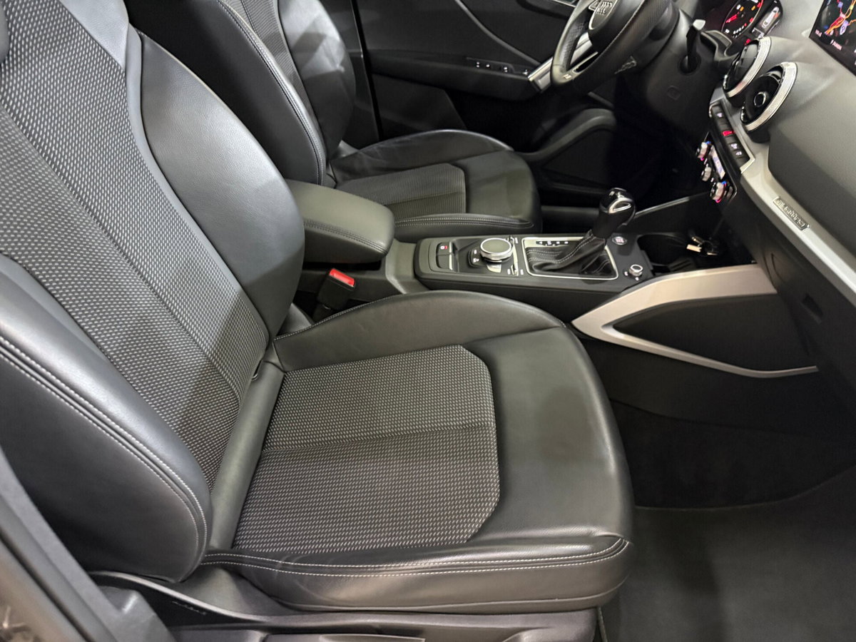 Audi Q2 35 2.0 tdi Identity Black s-tronic (19)