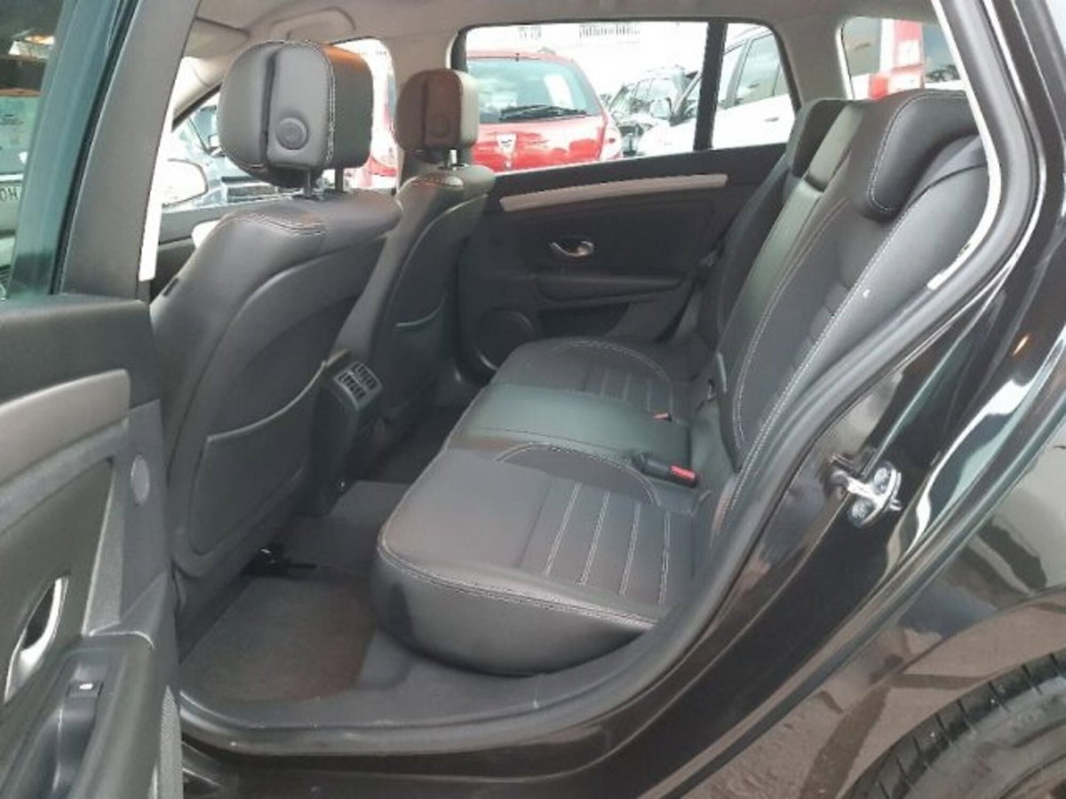 Renault Laguna SporTour 2.0 dCi 150CV SporTour 4Control (17)