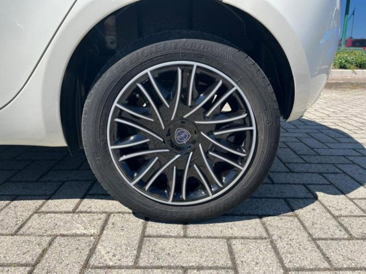 Lancia Ypsilon 1.0 FireFly 5 porte S&S Hybrid Ecochic Gold (14)