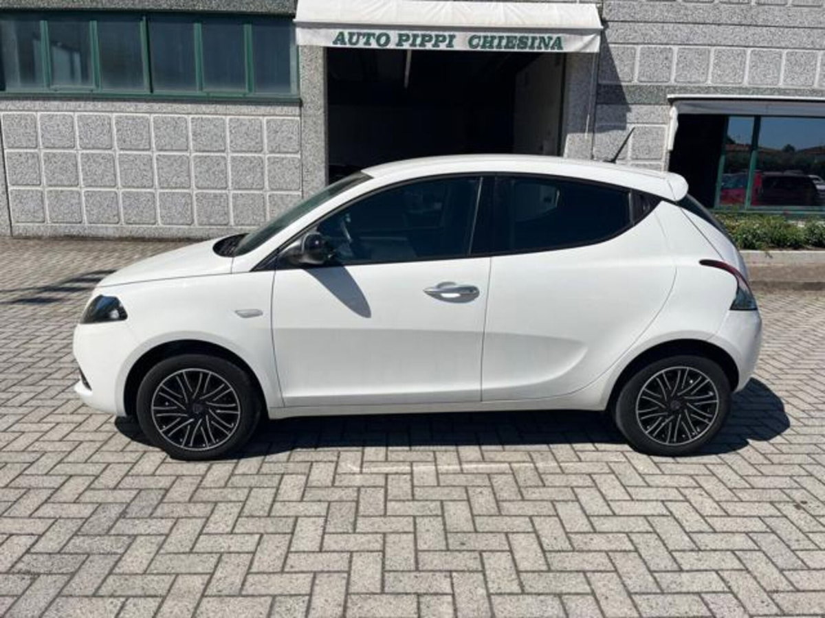 Lancia Ypsilon 1.0 FireFly 5 porte S&S Hybrid Ecochic Gold (4)