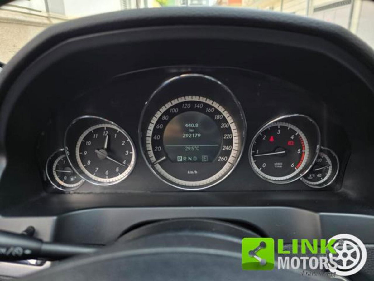 Mercedes-Benz Classe E Coupé 220 CDI Coupé BlueEFFICIENCY Avantgarde (12)