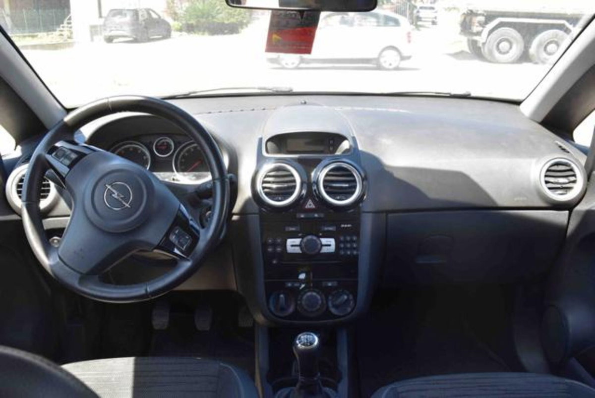 Opel Corsa 1.2 5 porte Edition (8)