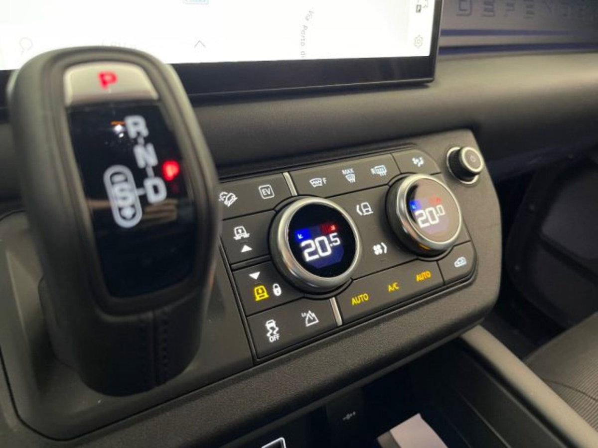 Land Rover Defender 110 2.0 si4 phev X-Dynamic SE awd 300cv auto (20)